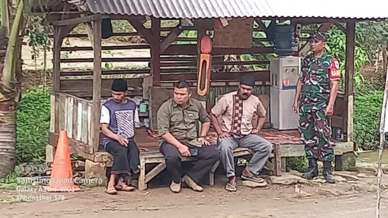 Babinsa Koramil 2213/Jampangkulon Laksanakan Komsos Bersama Warga Desa Bojong