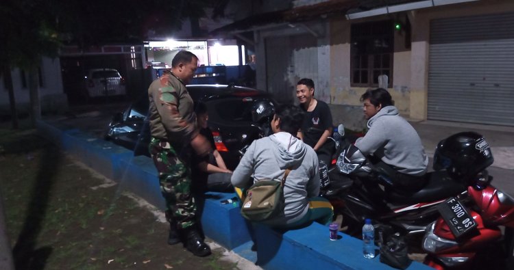Babinsa Sindangsari Pantau Kegiatan Siskamling, Wujudkan Lingkungan Aman dan Kondusif