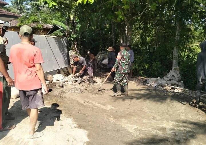 Babinsa Koramil 2210/Pabuaran Bersama Warga Laksanakan Karya Bhakti di Desa Ciwalat