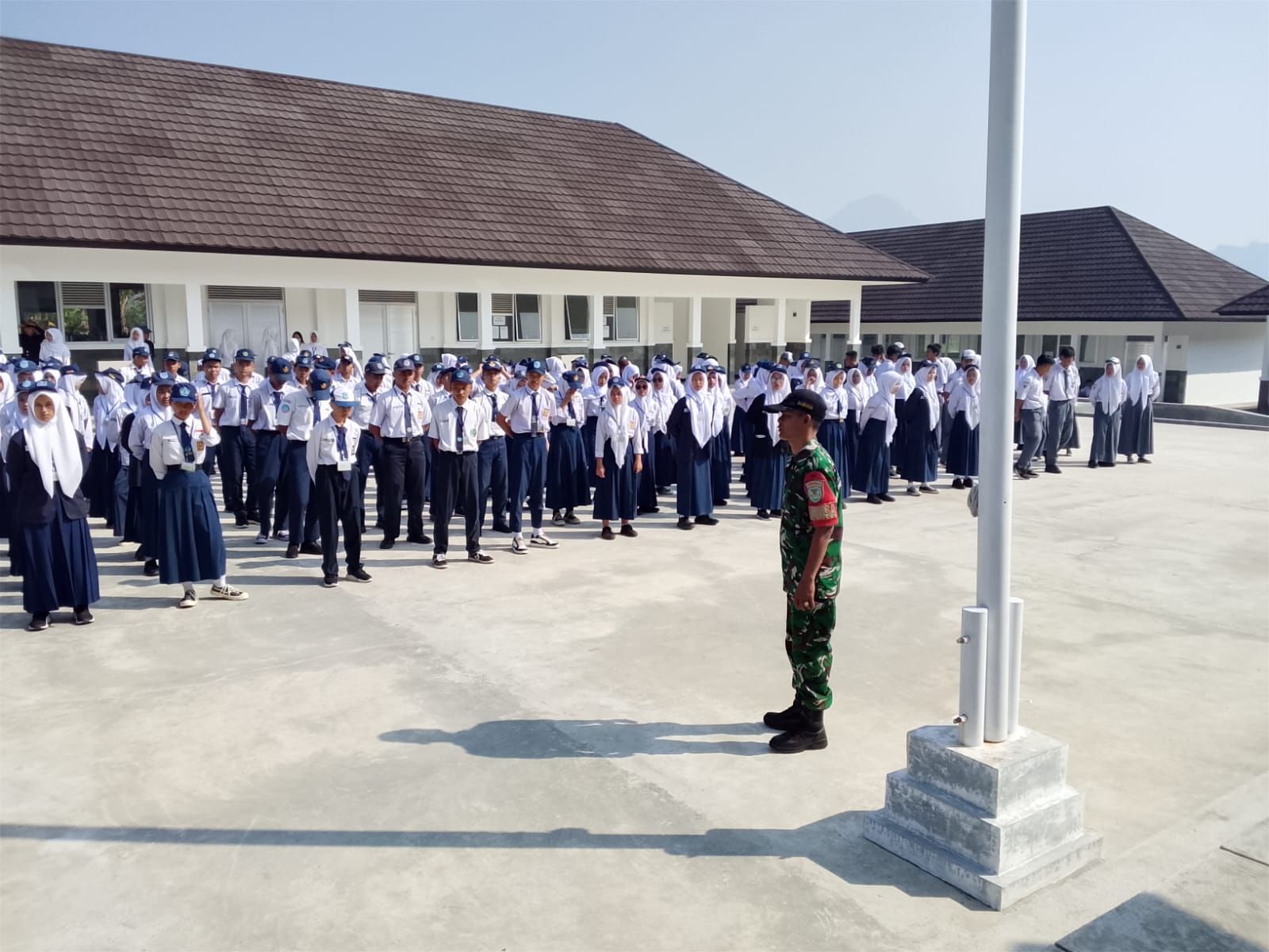 Babinsa Koramil 2411/Soreang  Laksanakan Kegiatan Wawasan Kebangsaan dan Bela Negara kepada Siswa,Siswi SMAN 1 Kutawaringin