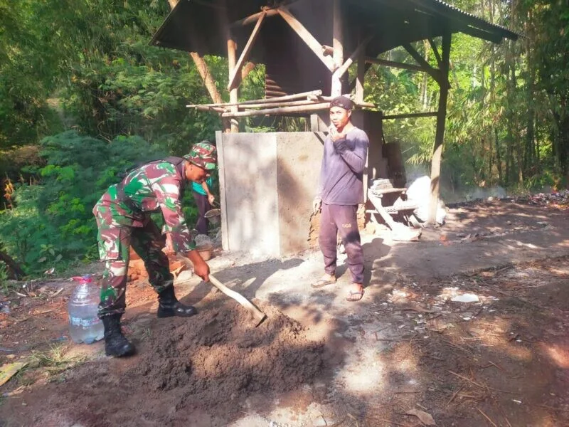 Babinsa Koramil 2211/Sagaranten Bersama Warga Laksanakan Karya Bakti Perbaikan Tempat Pembakaran Sampah