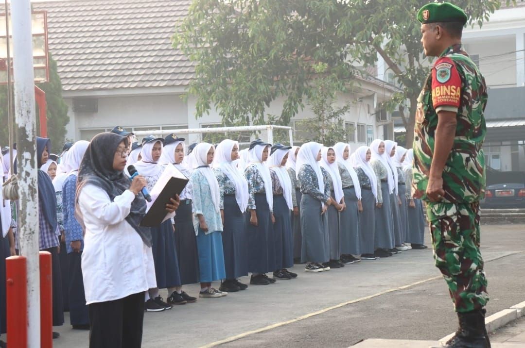 Babinsa Desa Pamekaran Berikan Materi Wawasan Kebangsaan Pada Kegiatan Mpls Smkn 1 Soreang