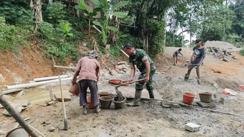 Babinsa Koramil 2213/Jampangkulon Laksanakan Bakti Bersama Warga Di Desa Cikarang