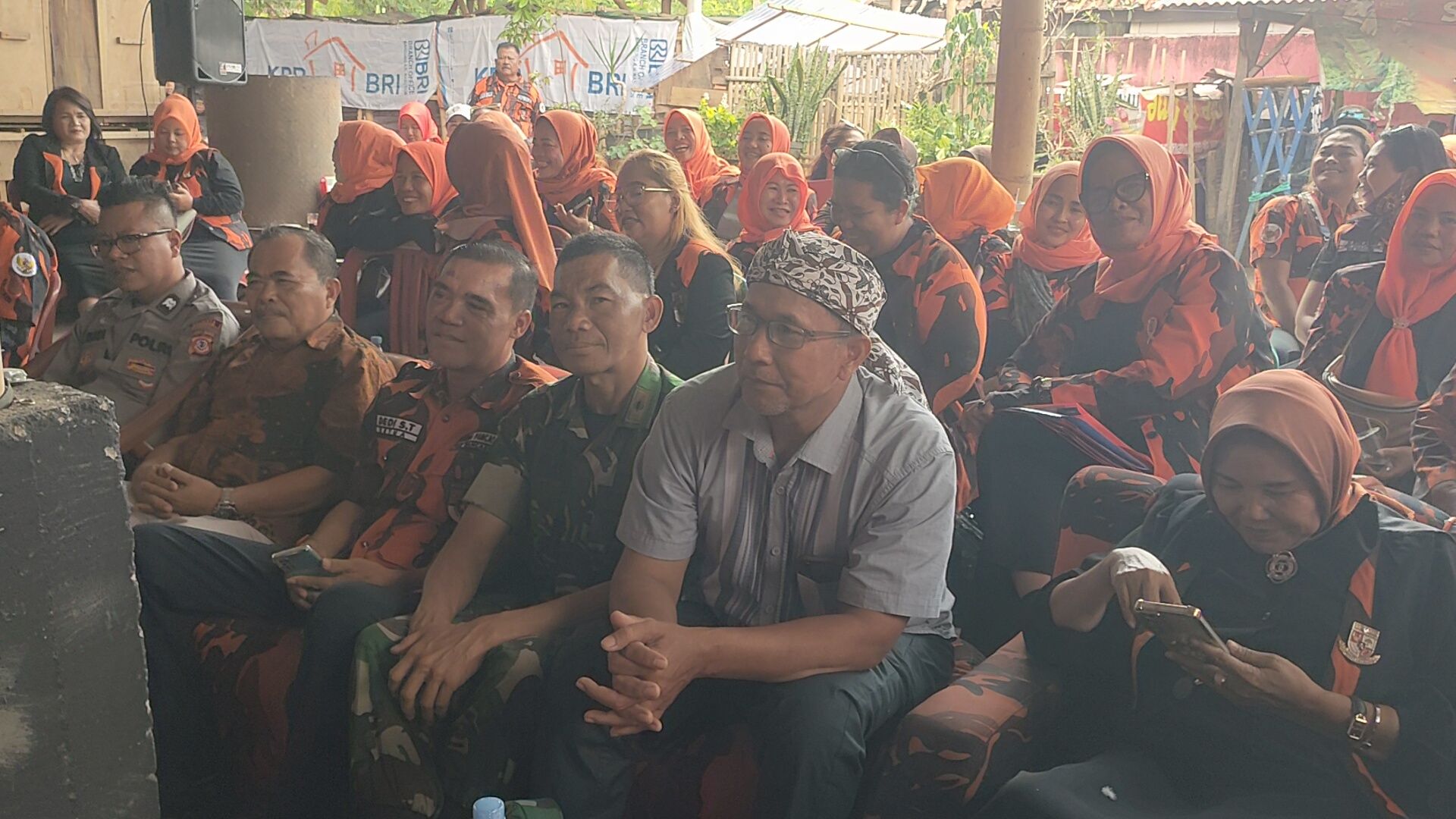 Babinsa Desa Jelegong Laksanakan Komsos, Pererat Silaturahmi dengan Ormas Pemuda Pancasila