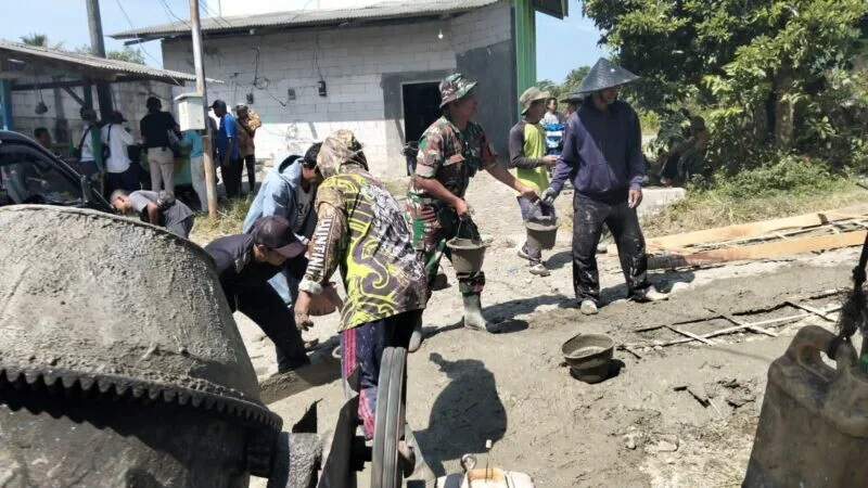 Babinsa Koramil 2212/Tegalbuleud Bersama Warga Laksanakan Karya Bakti Pengecoran Jalan Di Desa Sumberjaya
