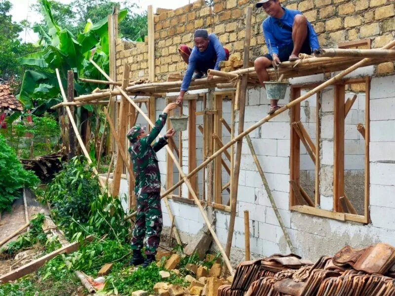Babinsa Koramil 2214/Surade Laksanakan Karya Bakti Pembangunan Madrasah Al Fatonah Bersama Warga