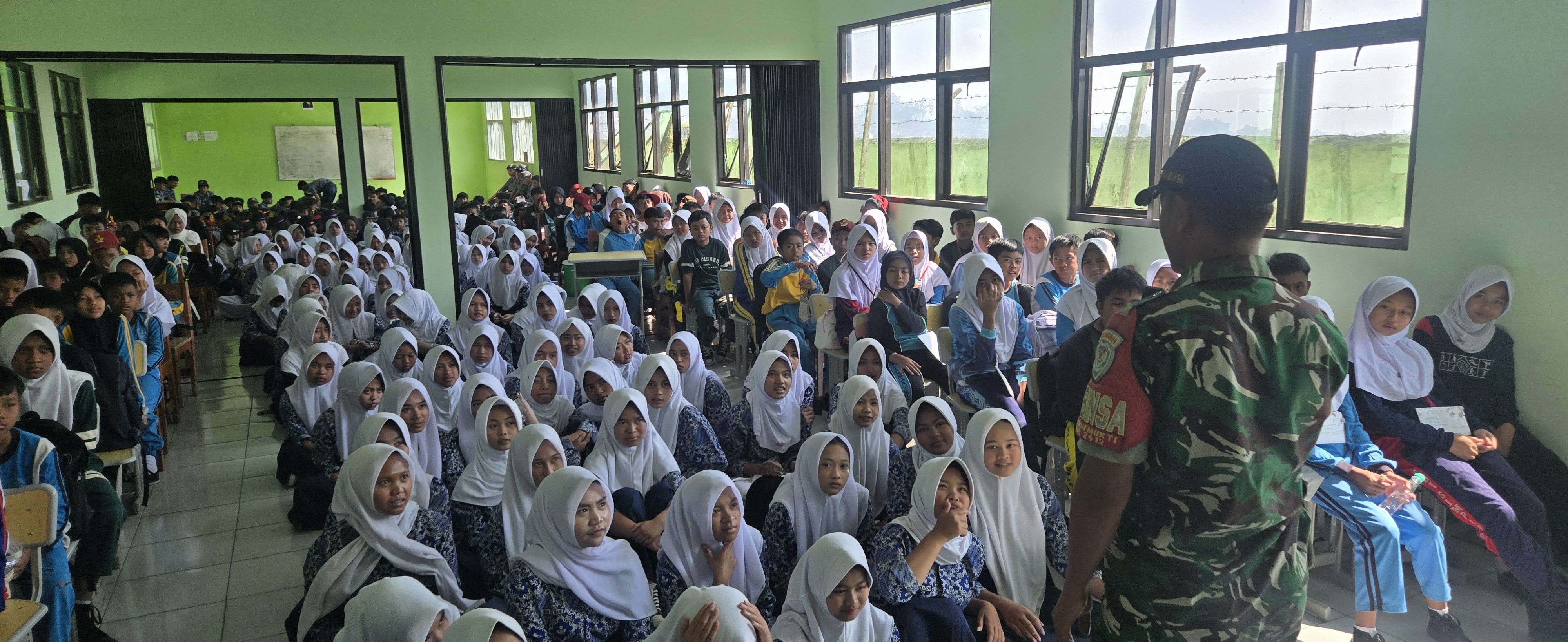 Babinsa Koramil 2412/Pasirjambu Tanamkan Disiplin Dan Wawasan Kebangsaan Kepada Siswa Baru Melalui Kegiatan MPLS
