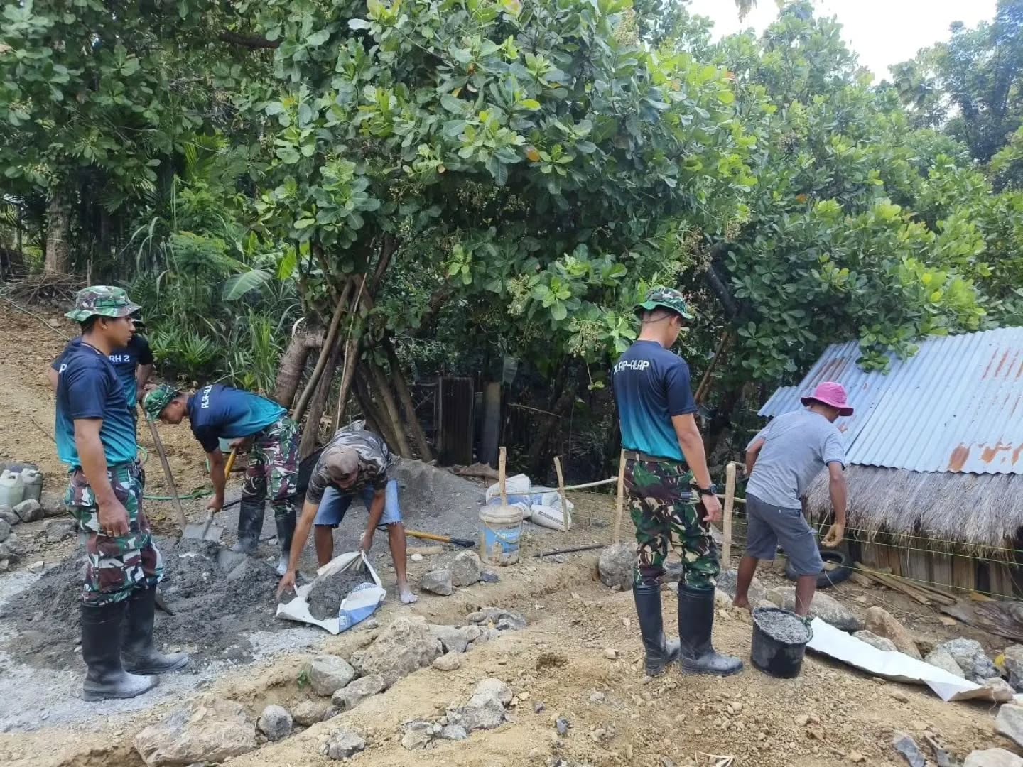 Peduli Warga Perbatasan, Satgas Pamtas Yonarhanud 2 Kostrad Gelar Karya Bakti Bangun Pondasi Rumah