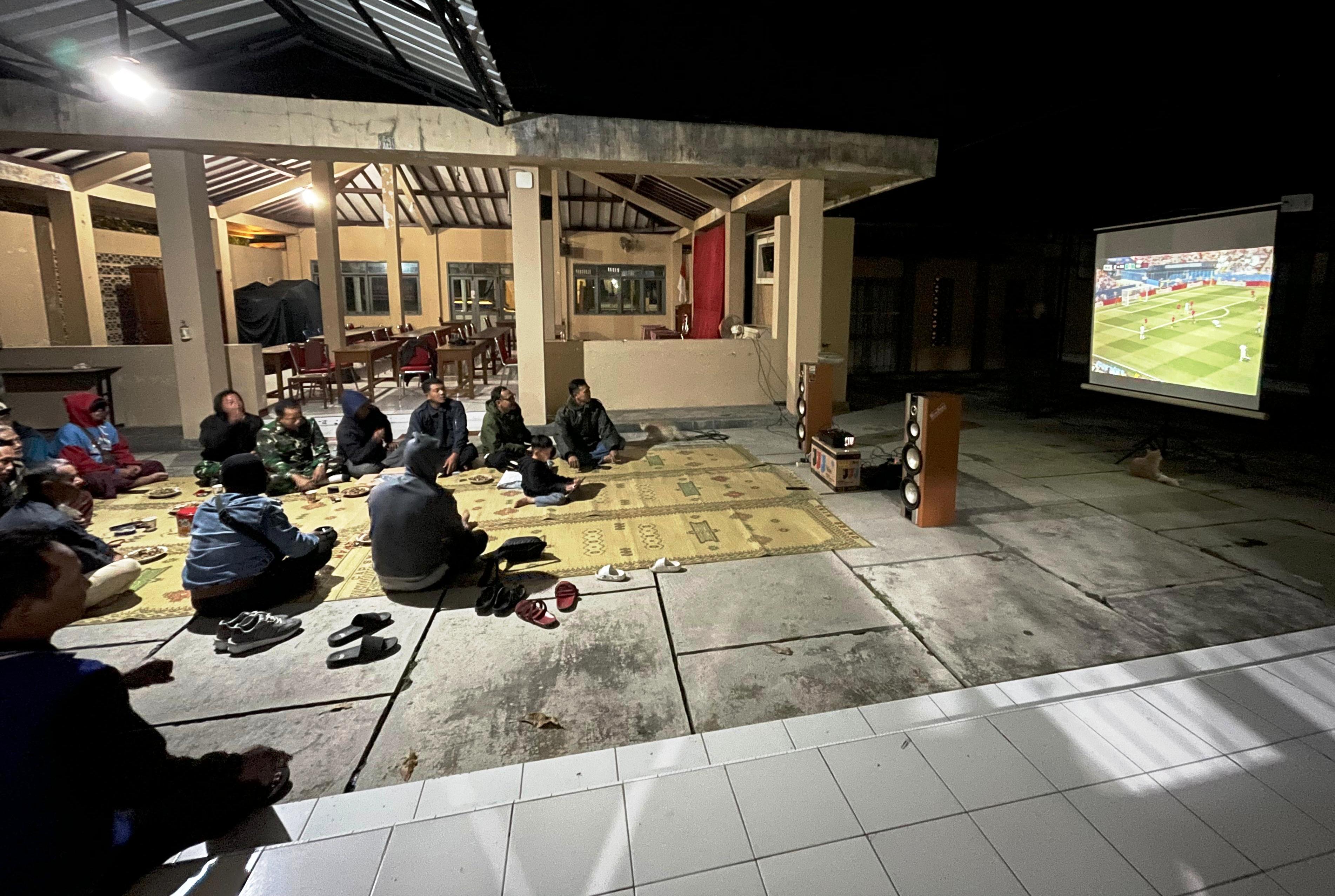 Perkuat Kemanunggalan TNI dan Rakyat Koramil Jajaran Kodim 0731/Kulon Progo  Nonton Bareng Piala Dunia 2026