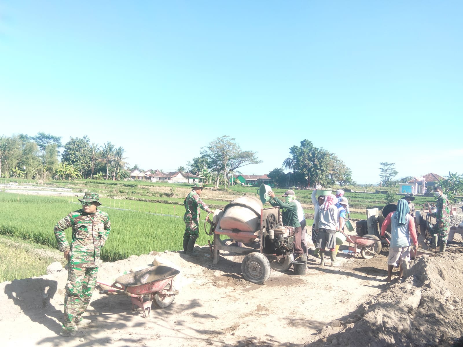 Program KBMKB Ke-35: Koramil 11/Karangnongko Bersama Warga Kebut Betonisasi Jalan Pertanian Desa Somokaton