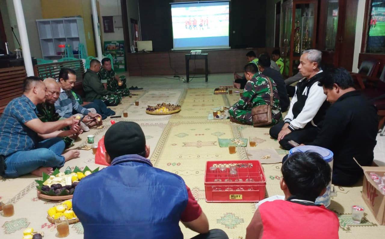 Koramil Jajaran Kodim 0731/Kulon Progo Bersama Masyarakat  Nobar Pertandingan Spanyol vs Belgia