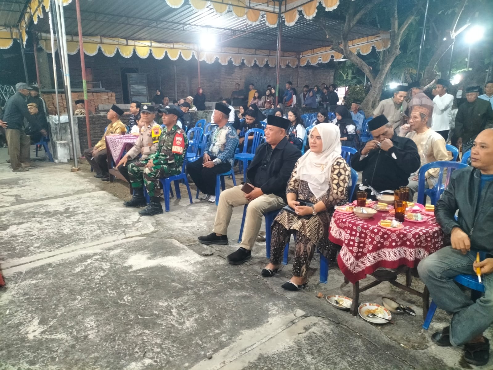 Nguri-Uri Budaya Jawa, Babinsa Dan Bhabinkamtibmas Amankan Pagelaran Wayang Kulit Di Wonosari