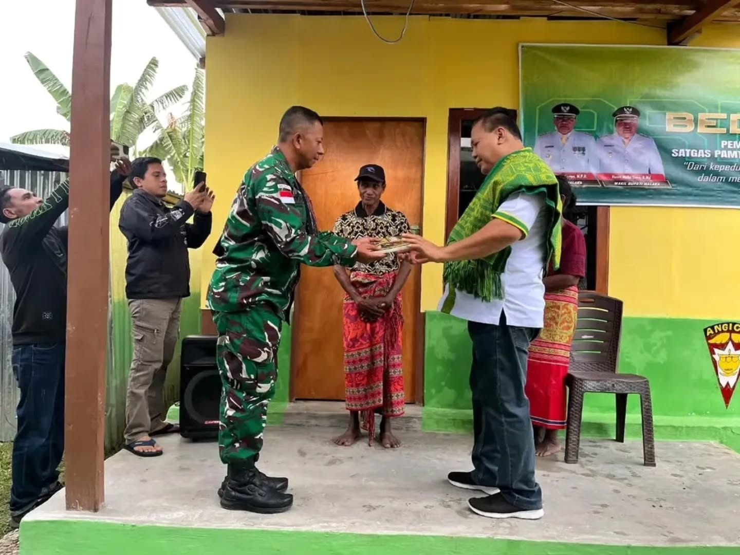Wujud Nyata Kepedulian Satgas Yonarmed 12 Kostrad di Tapal Batas