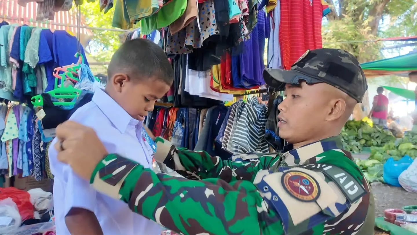 Satgas Pamtas Yonarhanud 2 Kostrad Antar Dua Anak Perbatasan Kembali Bersekolah