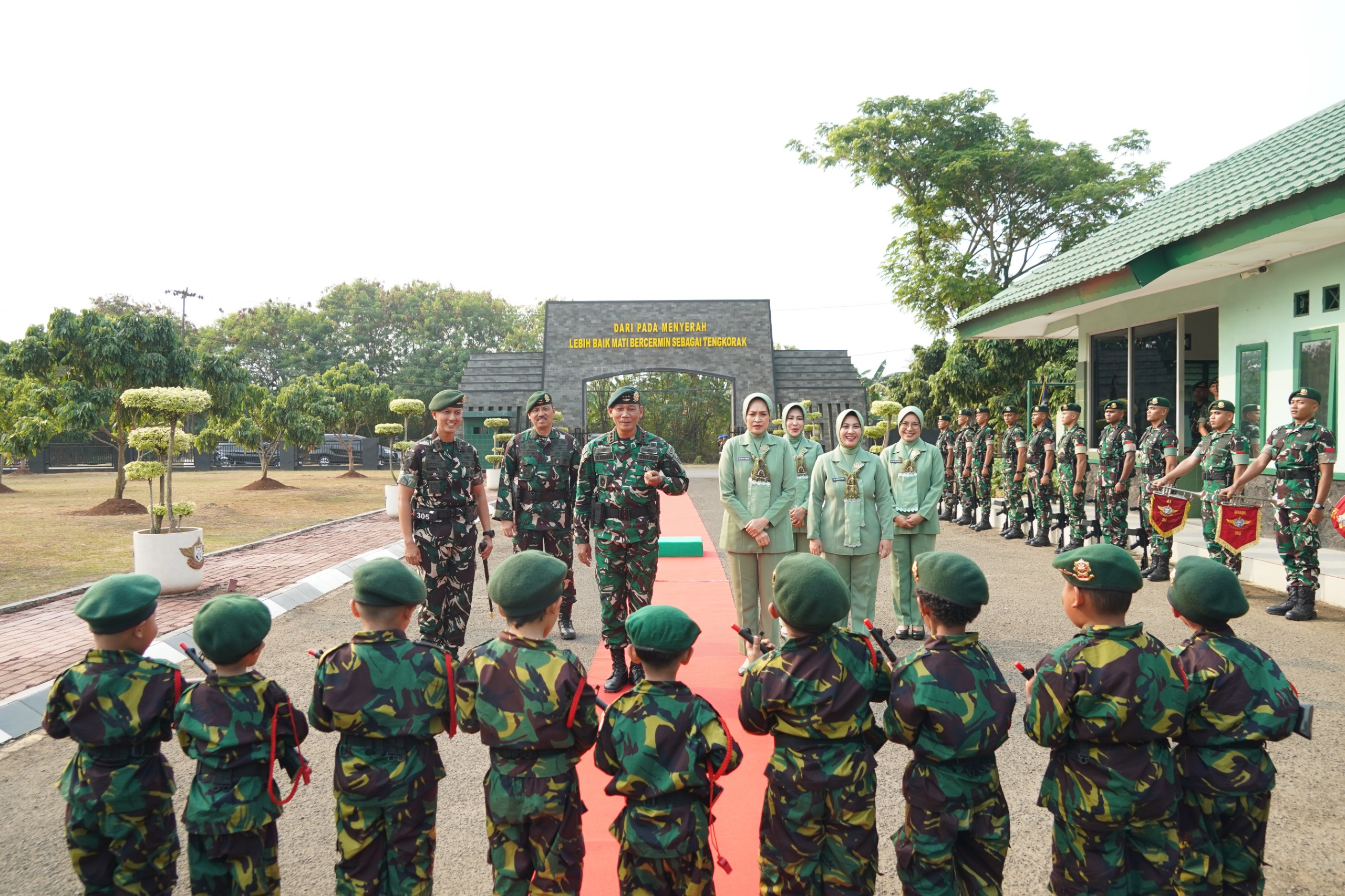 Pangkostrad Kunjungi Yonif 305 Kostrad