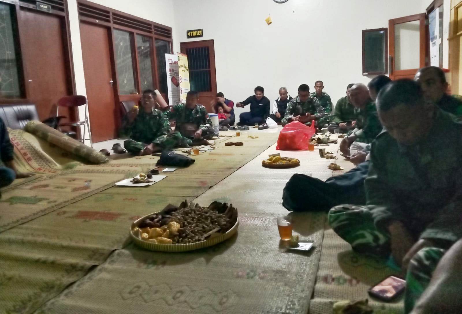 Koramil Jajaran Kodim 0731/Kulon Progo Bersama Masyarakat  Nobar Pertandingan Norwegia vs Inggris