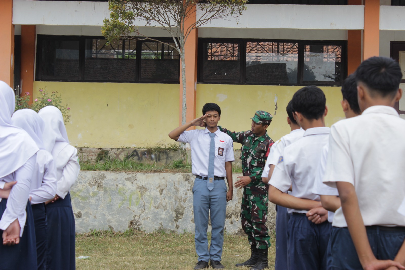 Babinsa Koramil 19/Bumijawa Tanamkan Semangat Kebangsaan dan Disiplin kepada Siswa Baru SMK Arrizqo
