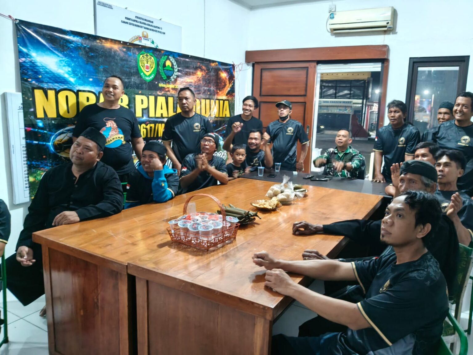 Kemanunggalan TNI-Rakyat, Puluhan Warga Sutawangi Nobar Final Piala Dunia 2026 di Mako Koramil