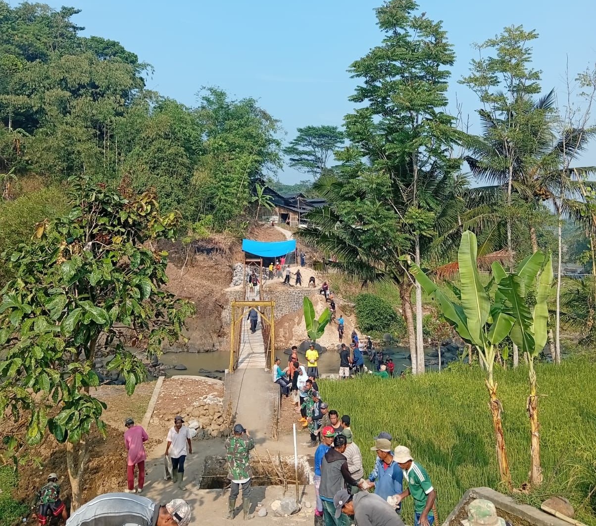 Kerja Bakti Pembangunan Jembatan Garuda, Babinsa Koramil 0607-01/Sukaraja Bersama Warga Perkuat Akses Antar Desa
