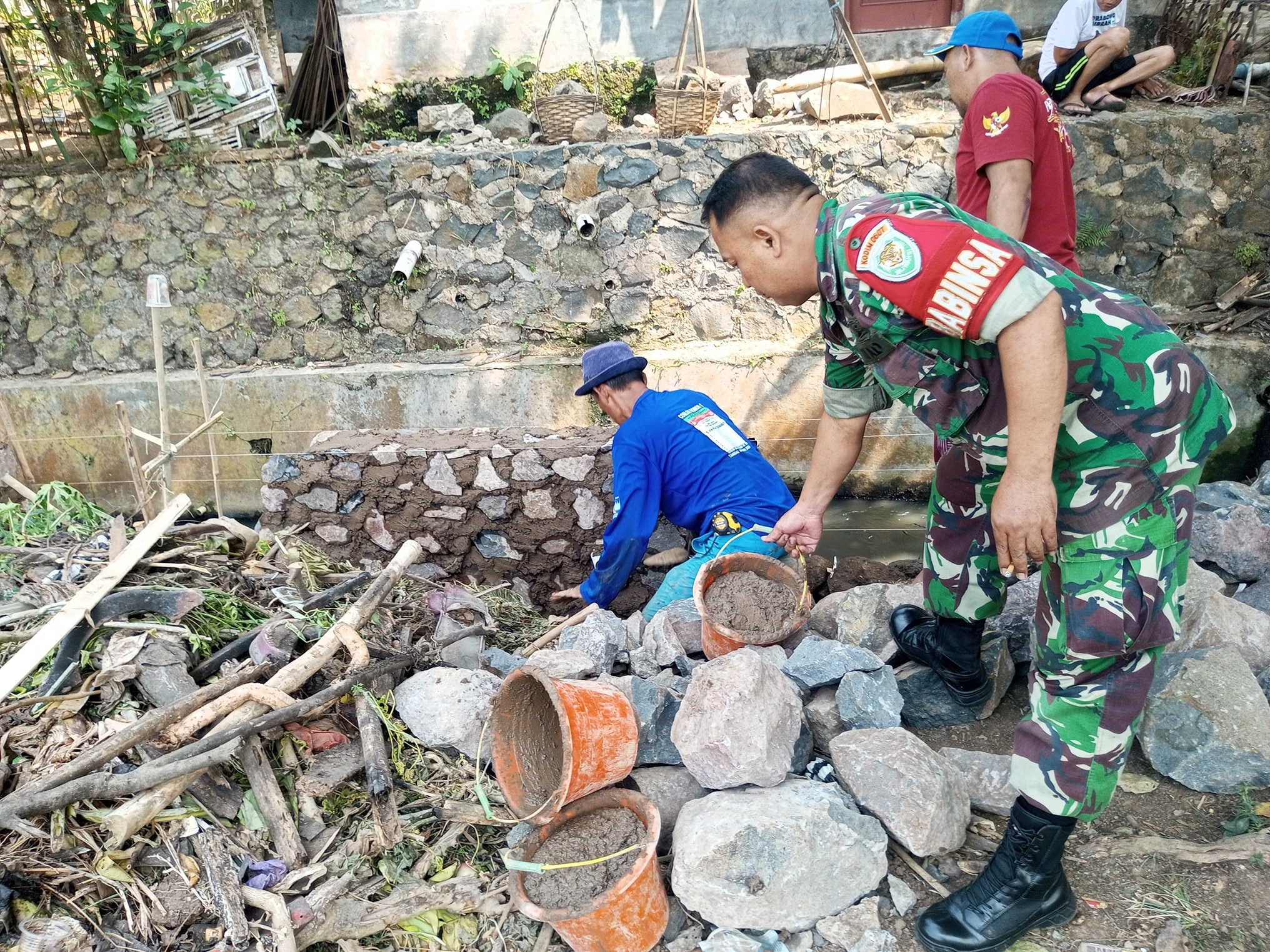 Babinsa Kelurahan Sindangsari Gotong royong Bantu Pembangunan Talud Swadaya Masyarakat