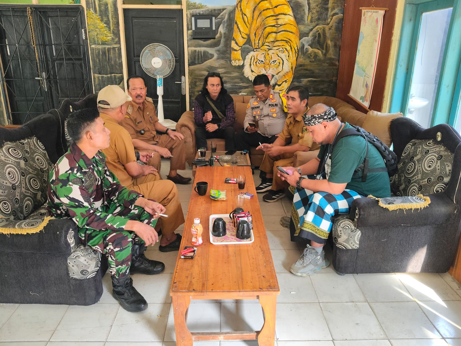 Babinsa Koramil 2215/Ciemas Pererat Silaturahmi Melalui Komsos Bersama Tokoh Masyarakat Desa Ciwaru
