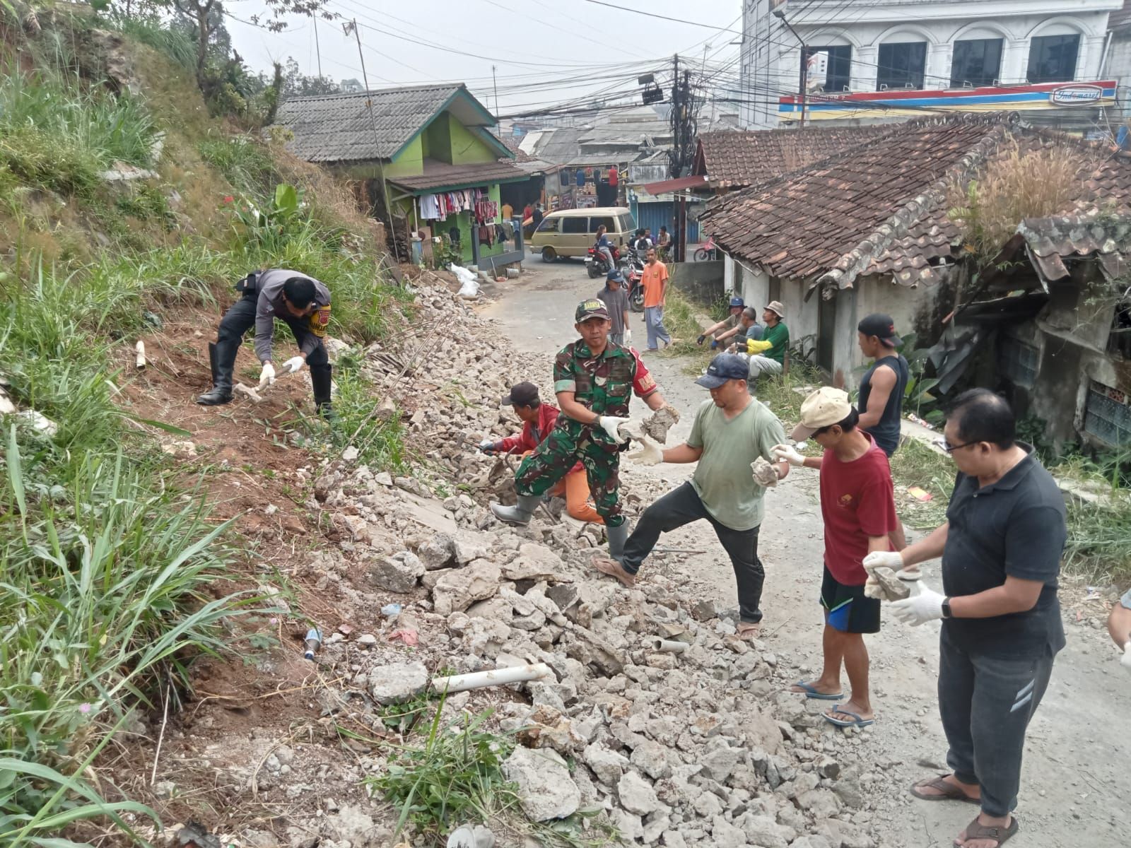 Karya Bakti Babinsa, Bhabinkamtibmas, dan Warga Bersihkan Jalan Terdampak Longsor di Desa Mekarsari