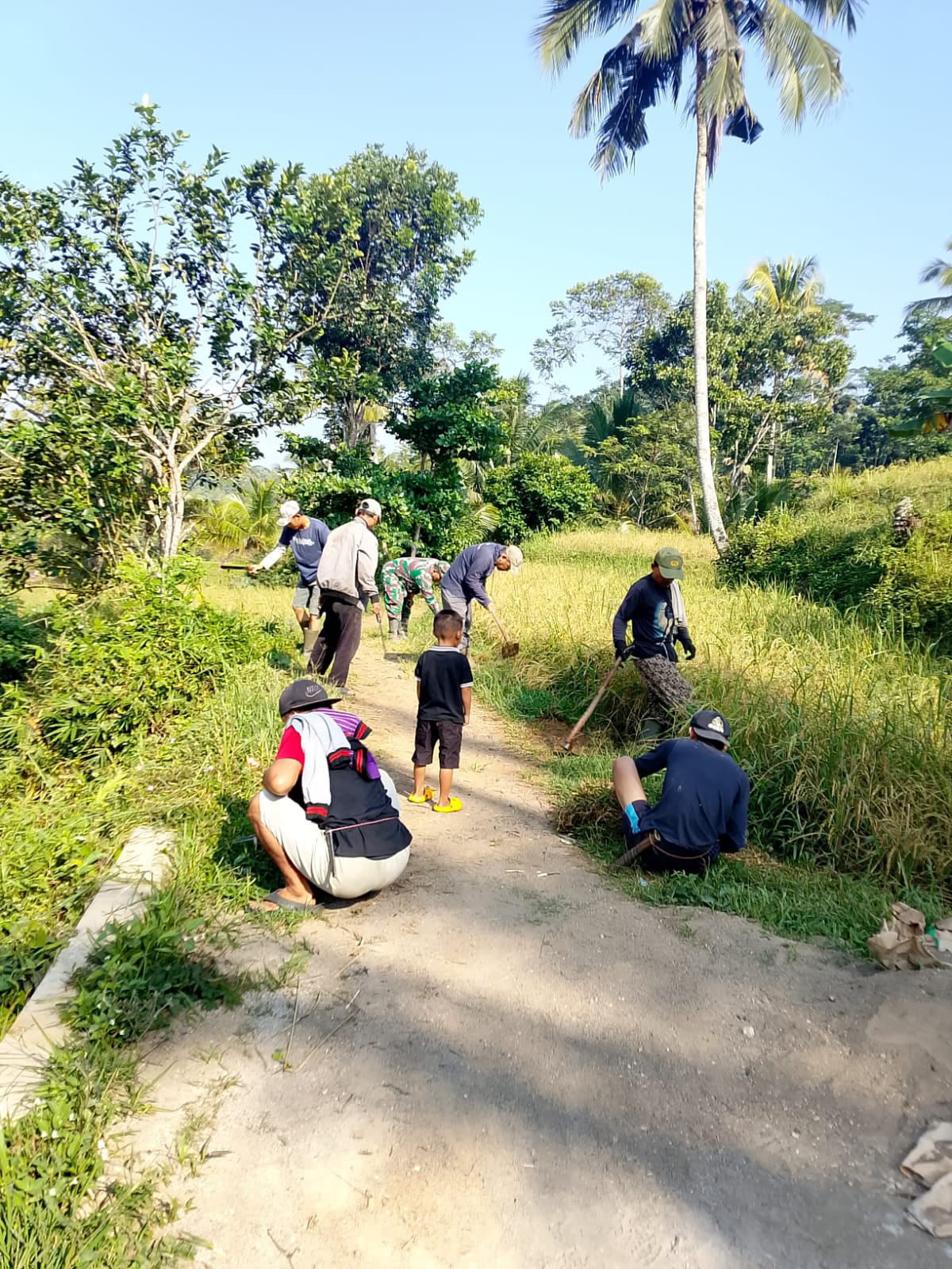 Babinsa Koramil 2213/Jampangkulon Laksanakan Karya Bakti Bersama Warga di Desa Bojong