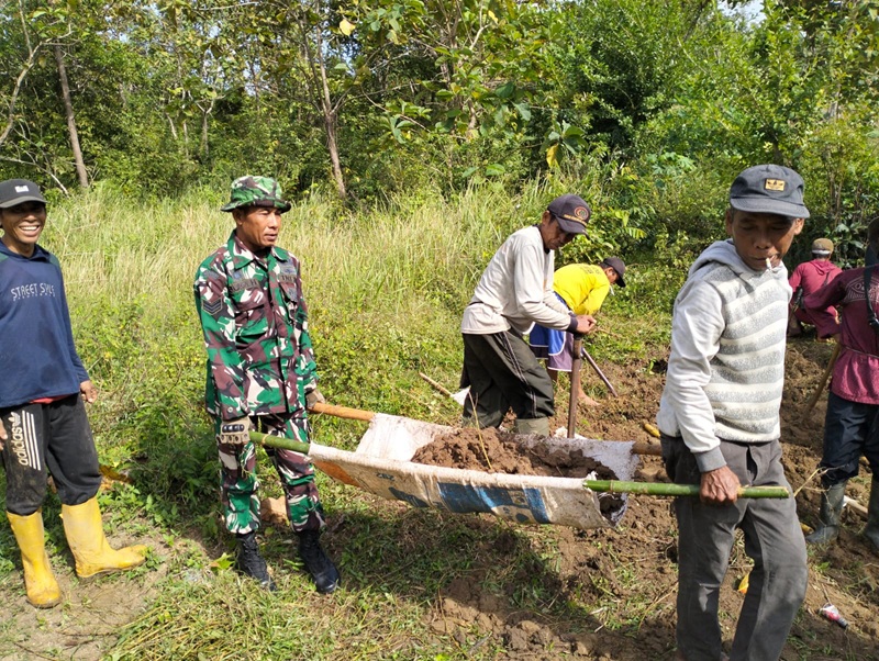 Babinsa Koramil 2215/Ciemas Bersama Warga Laksanakan Karya Bakti Pembersihan Jalan Lingkungan
