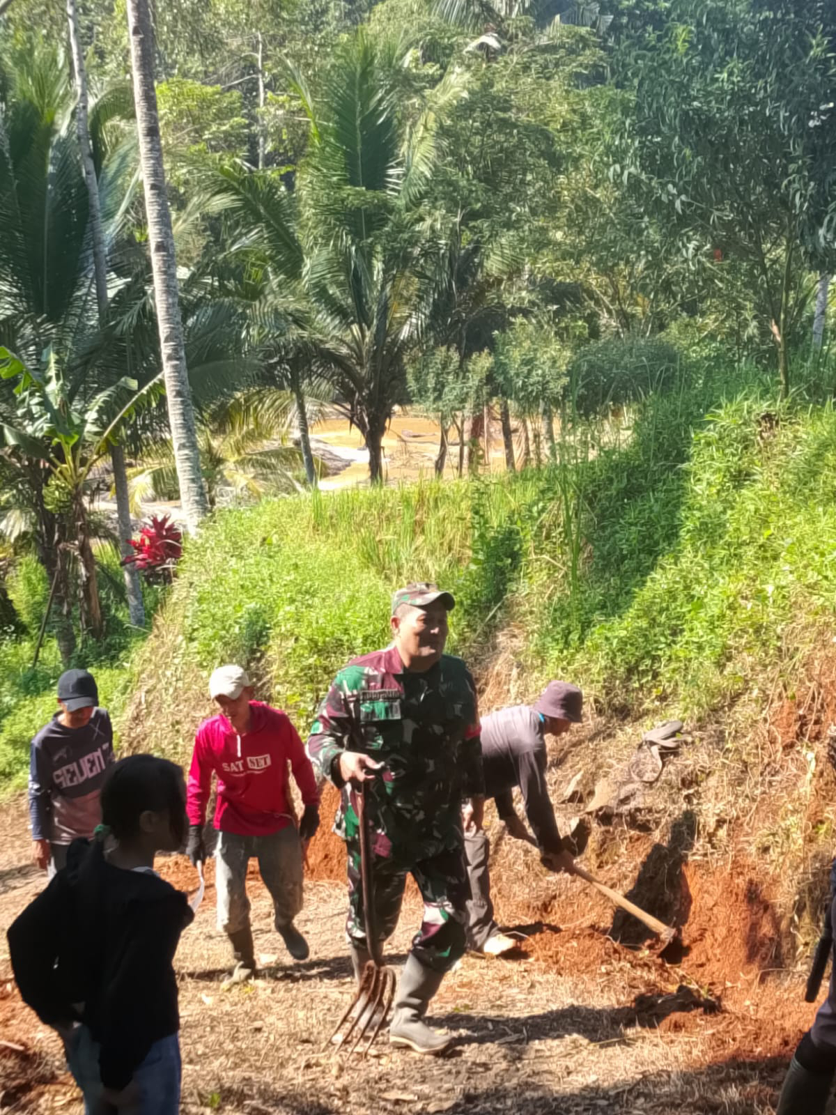 Babinsa Koramil 2213/Jampangkulon Laksanakan Karya Bakti Bersama Warga di Desa Sukamaju