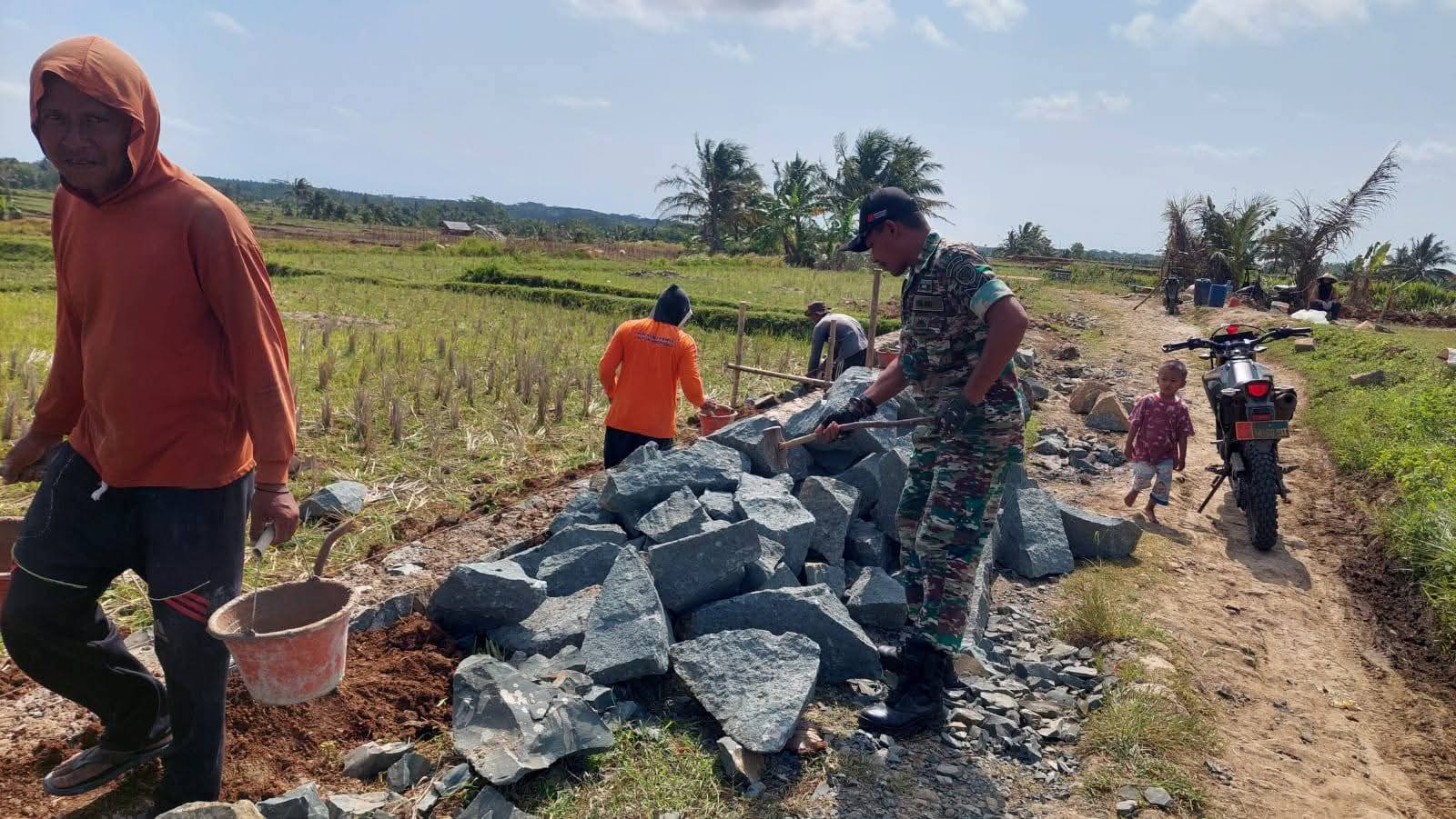 Babinsa Koramil 2214/Surade Bersama Warga Laksanakan Karya Bakti Pembangunan Saluran Irigasi di Desa Ciracap