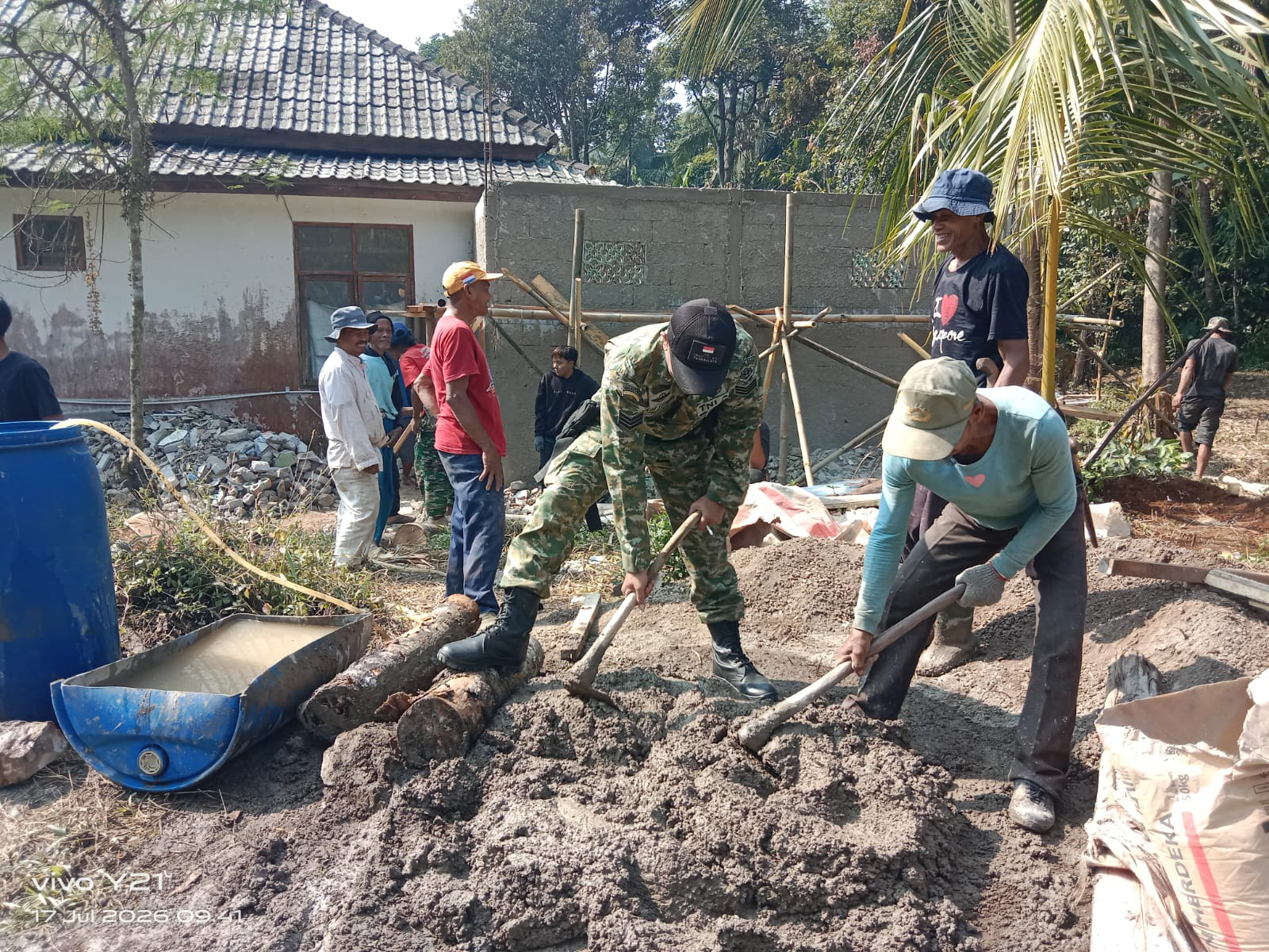 Babinsa Koramil 2208/Nyalindung Gotong Royong Rehab Masjid Bersama Warga Di Desa Buniwangi