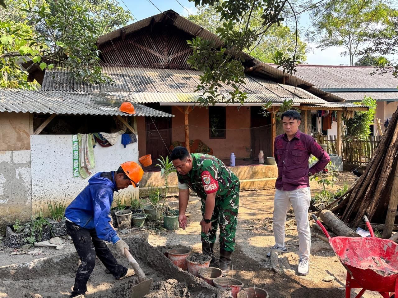Babinsa Koramil 2207/Jampangtengah Bersama Warga Laksanakan Karya Bakti Pengecoran Jalan di Desa Nangerang