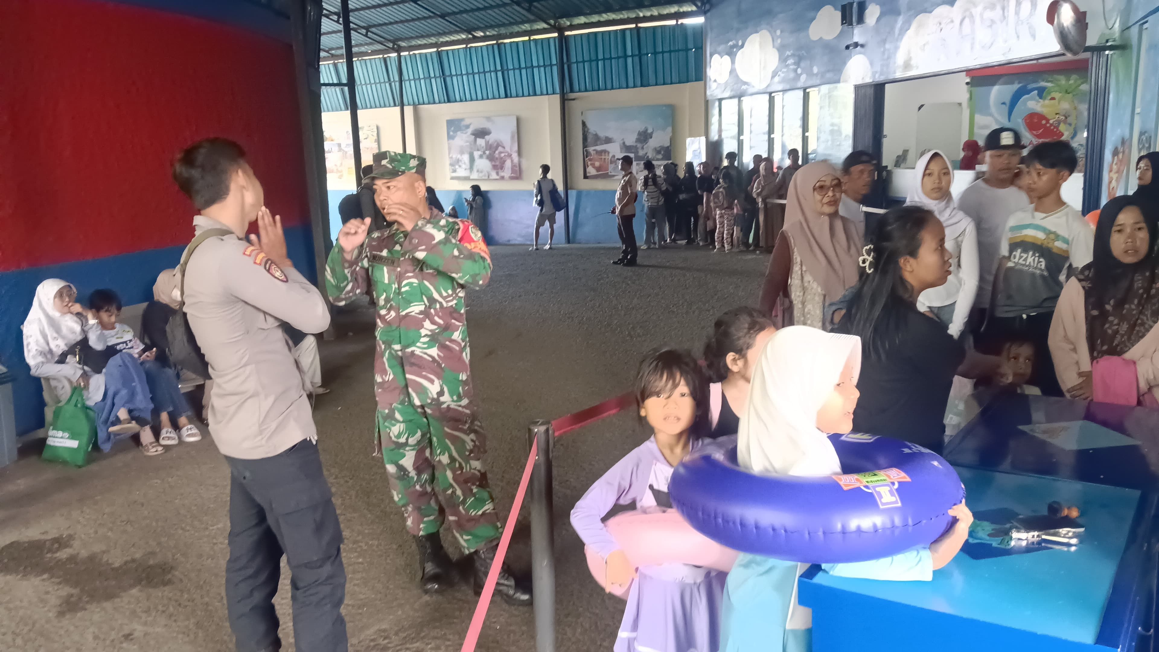 Babinsa Desa Karawang Laksanakan Pemantauan Objek Wisata Water Boom Ryzzy Azzahra Demi Keamanan Pengunjung