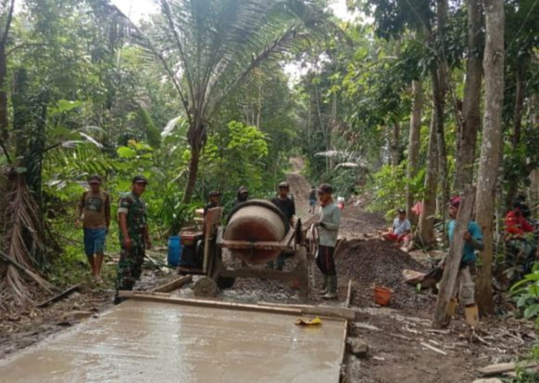 Babinsa Koramil 2211/Sagaranten Bersama Warga Laksanakan Karya Bakti Perbaikan Jalan di Desa Mekarjaya