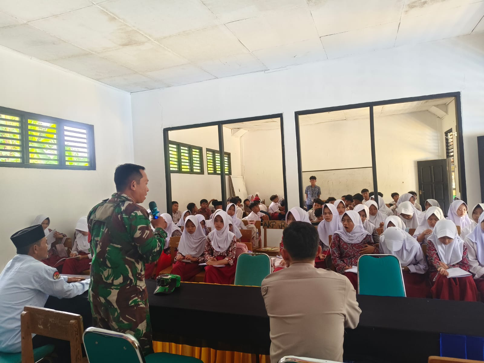 Serka Ajidin Berikan Pembekalan Wawasan Kebangsaan kepada Siswa SDN 1 Cidolog
