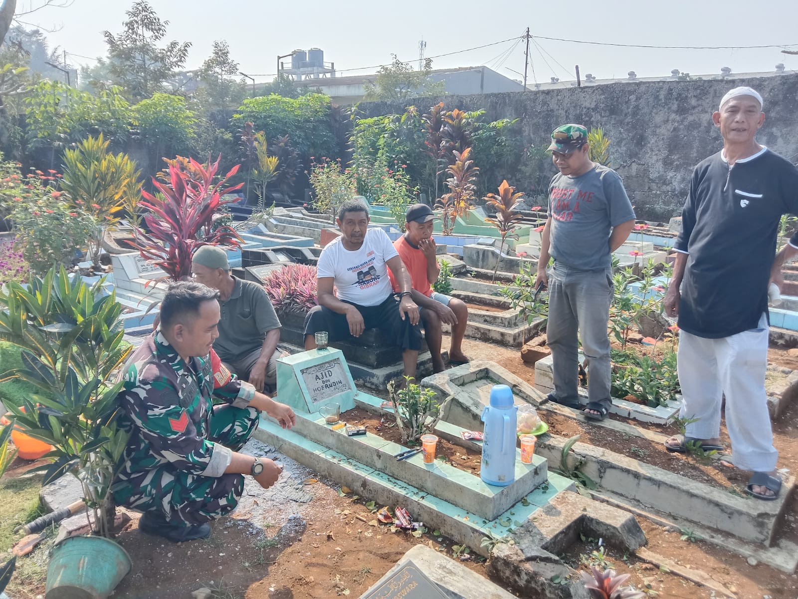 Babinsa Koramil 0607-07/Warudoyong Bersama Warga Gelar Karya Bhakti di TPU Dayeuhluhur, Perkuat Semangat Gotong Royong