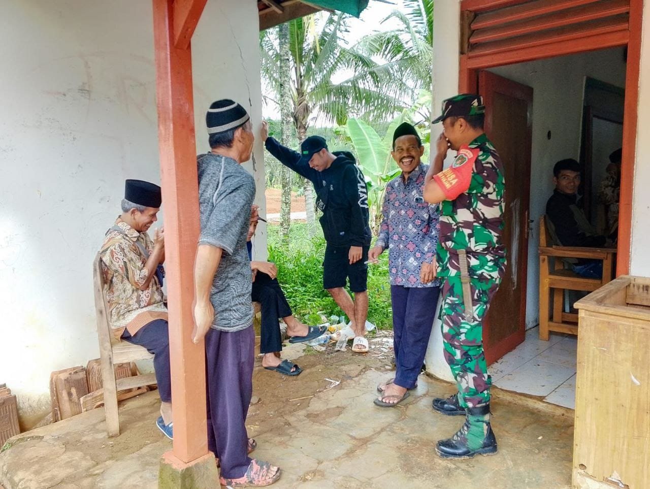 Babinsa Koramil 2207/Jampangtengah Pererat Silaturahmi Melalui Komsos Bersama Warga Binaan