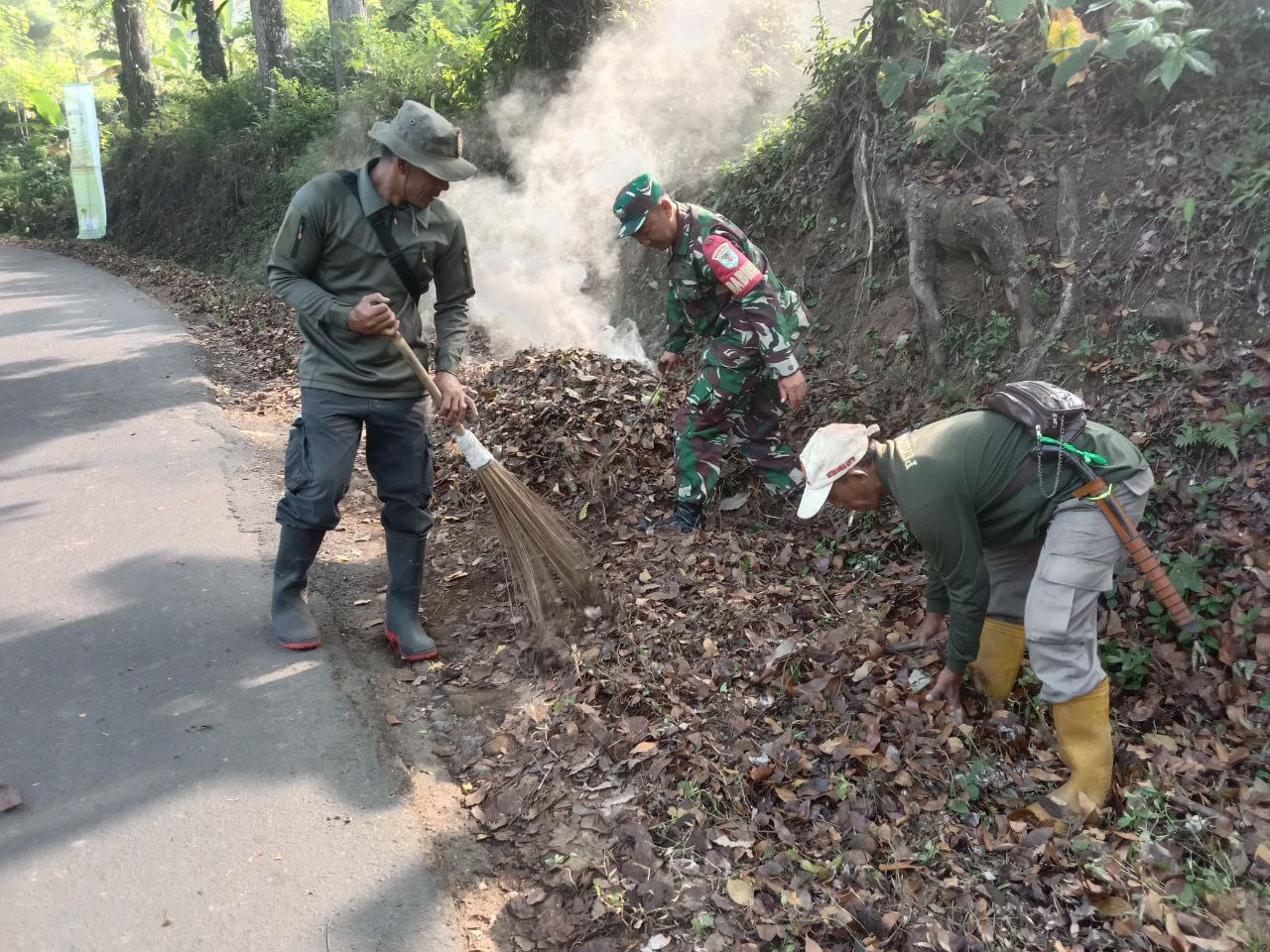 Babinsa Koramil 2205/Kalapanunggal Gotong Royong Bersama Warga Bersihkan Jalan Lingkungan di Desa Kabandungan