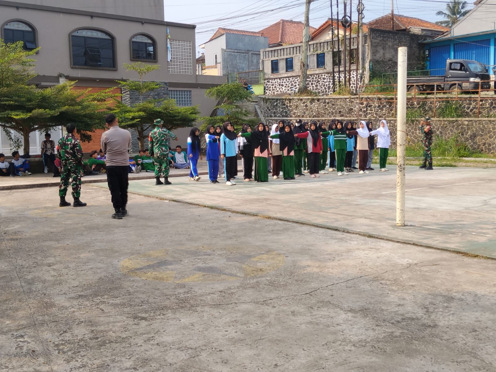 Babinsa Koramil 0607-11/Cibadak Latih Paskibra untuk Persiapan HUT ke-81 Republik Indonesia