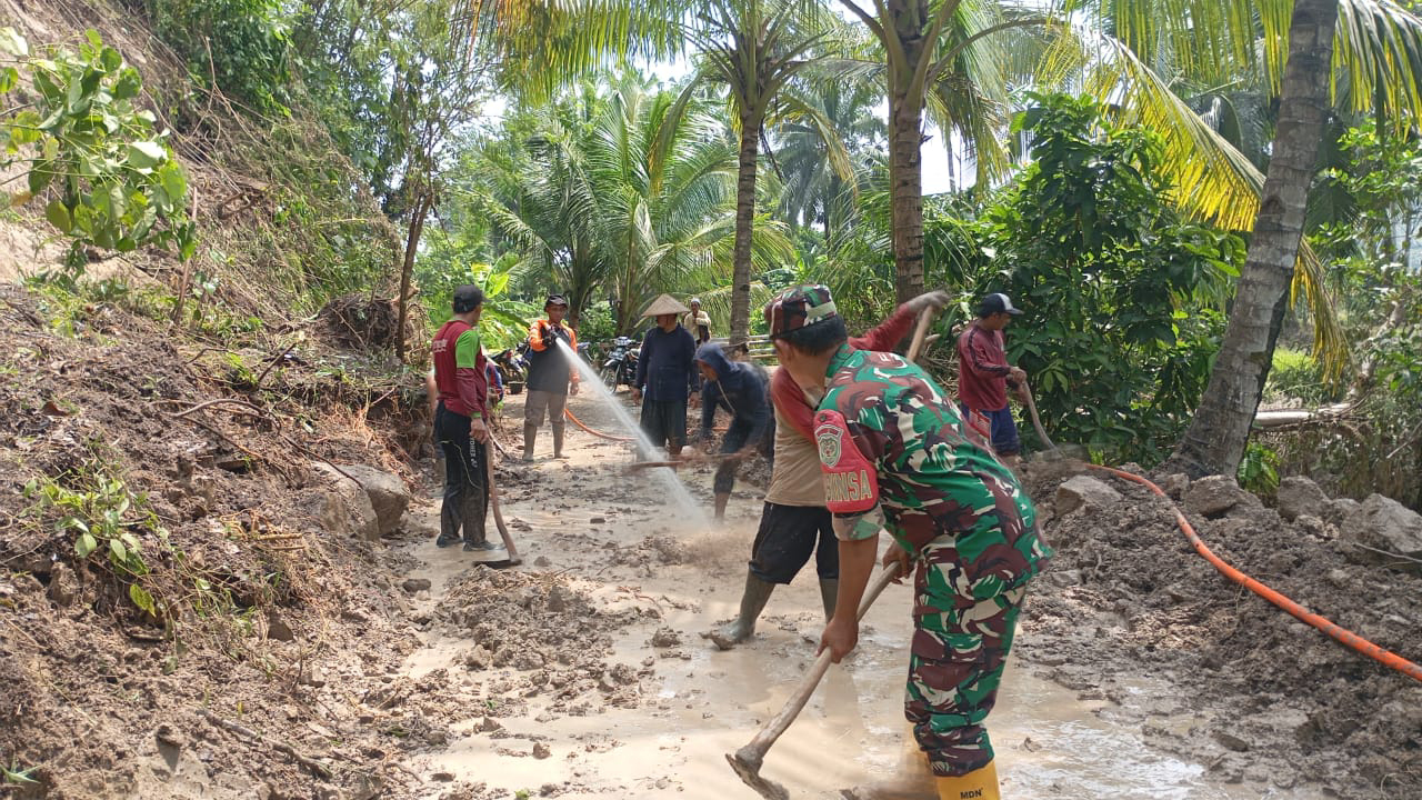 Babinsa Sumberjaya Bersama Warga Laksanakan Karya Bakti Pembenahan Jalan di Tegalbuleud
