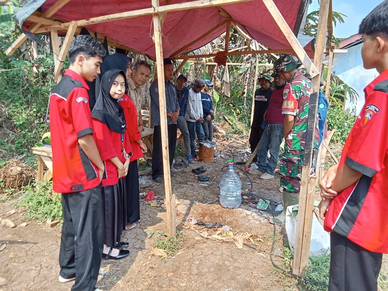 Babinsa Koramil 0607-11/Cibadak Dampingi Pembangunan Koperasi Desa Merah Putih, Doa Bersama Warnai Awal Pemasangan Konstruksi