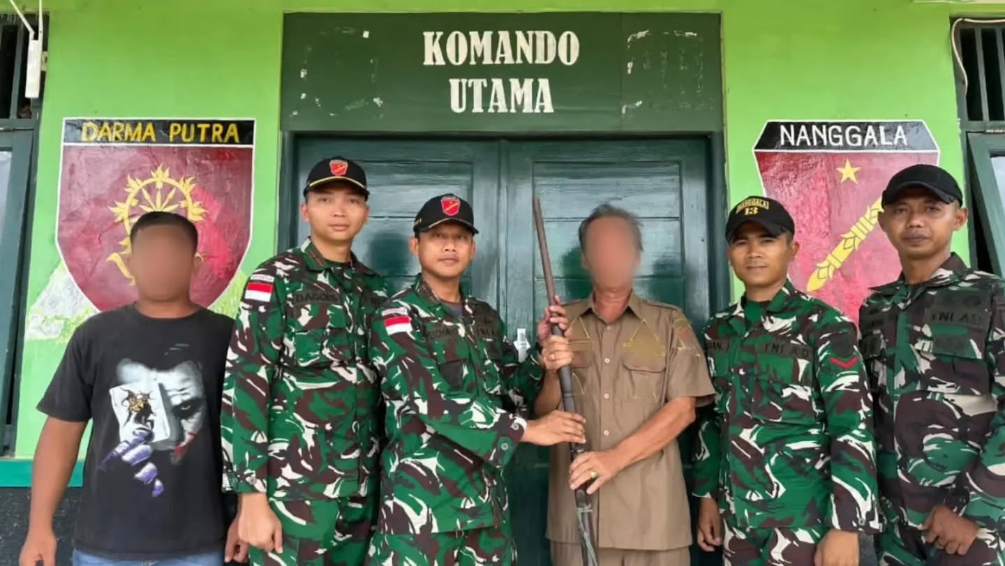 Pendekatan Humanis Berbuah Hasil, Satgas Yonarmed 13 Kostrad Terima Penyerahan Senjata Rakitan di Perbatasan