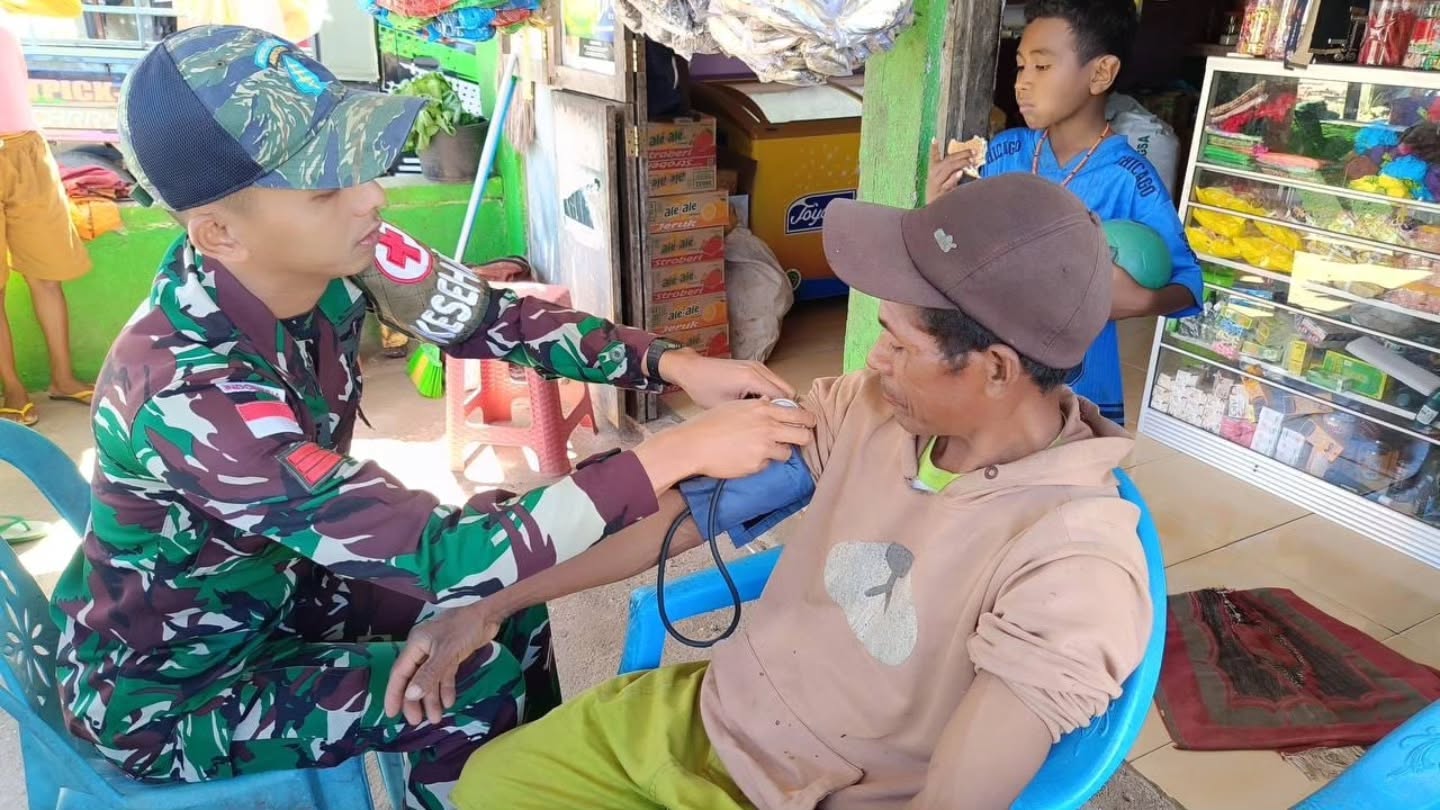 Jangkau Sulitnya Akses, Satgas Yonarhanud 2 Kostrad Berikan Layanan Kesehatan Keliling di Rumah Warga
