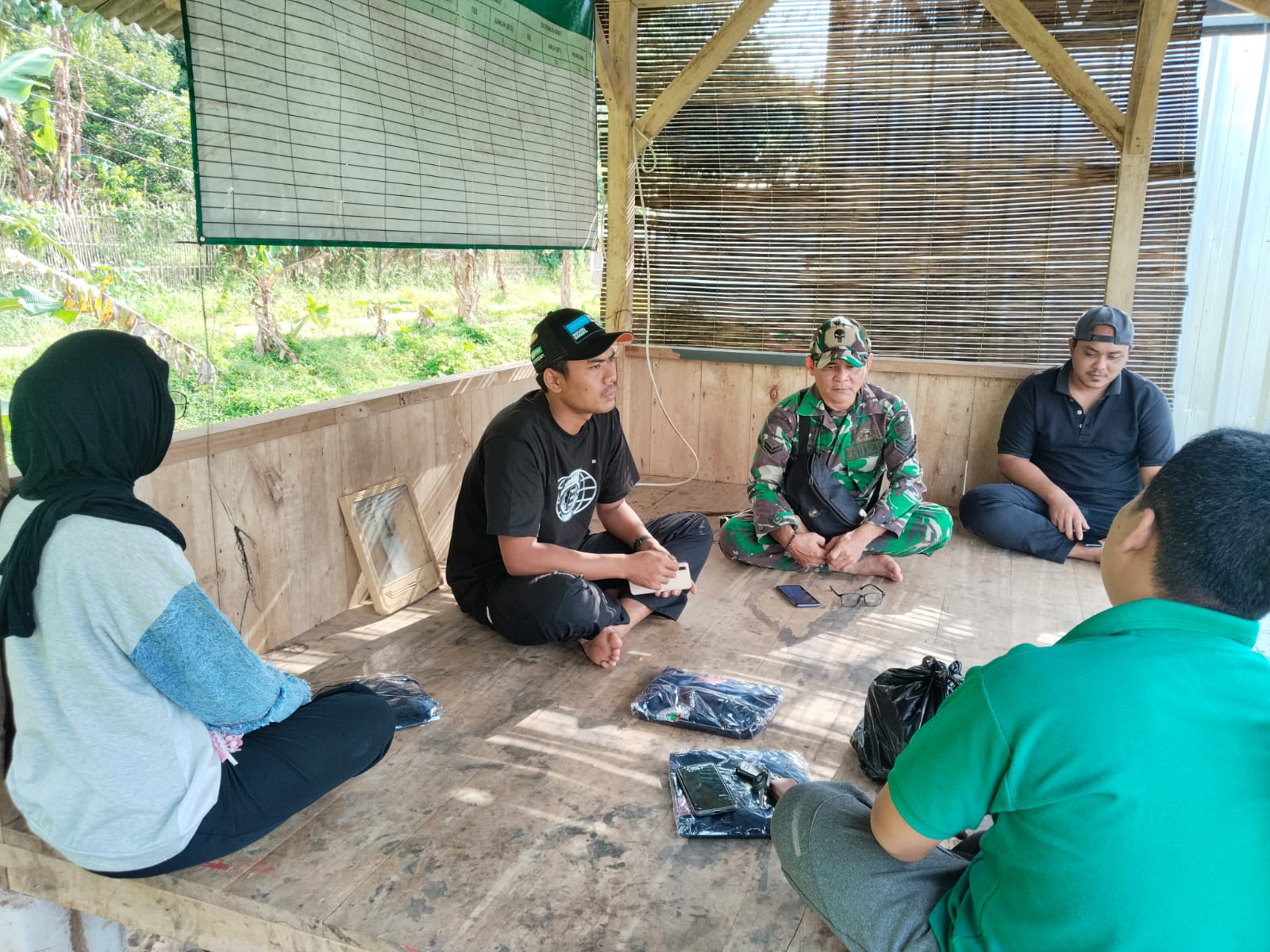 BATUUD Koramil 2213/Jampangkulon Laksanakan Komsos Bersama Warga Desa Binaan