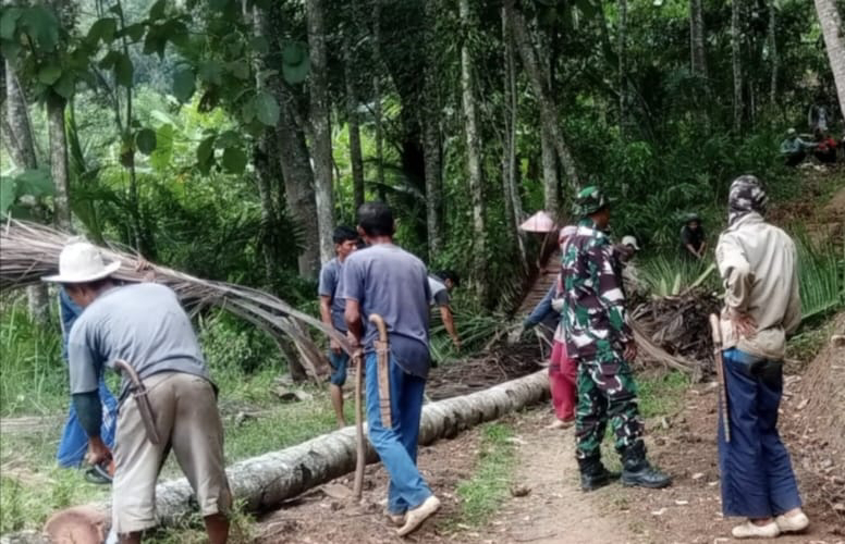 Babinsa Koramil 2212/Tegalbuleud Bersama Warga Laksanakan Karya Bakti Pembenahan Jalan di Desa Bangbayang
