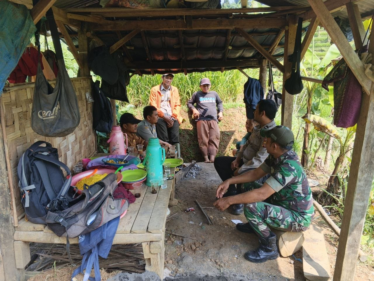 Babinsa Gunung Endut Perkuat Sinergi Melalui Komsos Bersama Bhabinkamtibmas dan Kelompok Tani