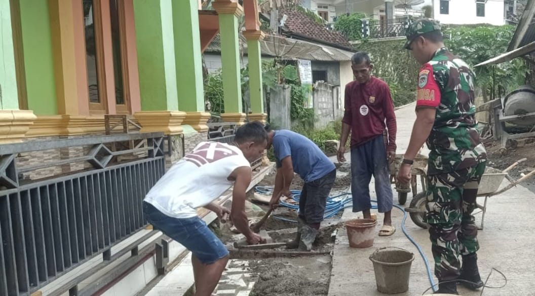 Babinsa Koramil 2212/Tegalbuleud Bersama Warga Gotong Royong Perbaiki Halaman Masjid Al Istiqomah