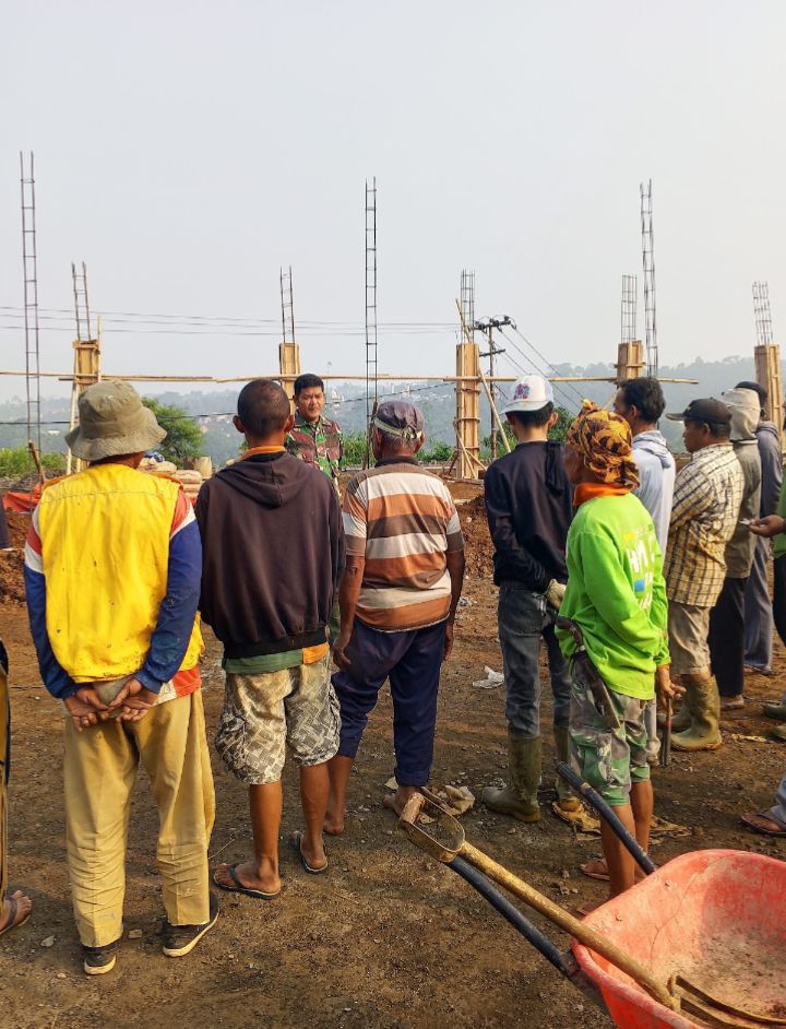 Babinsa Desa Parungseah sertu limbong laksanakan kegiatan pengawasan pembangunan koperasi merah putih