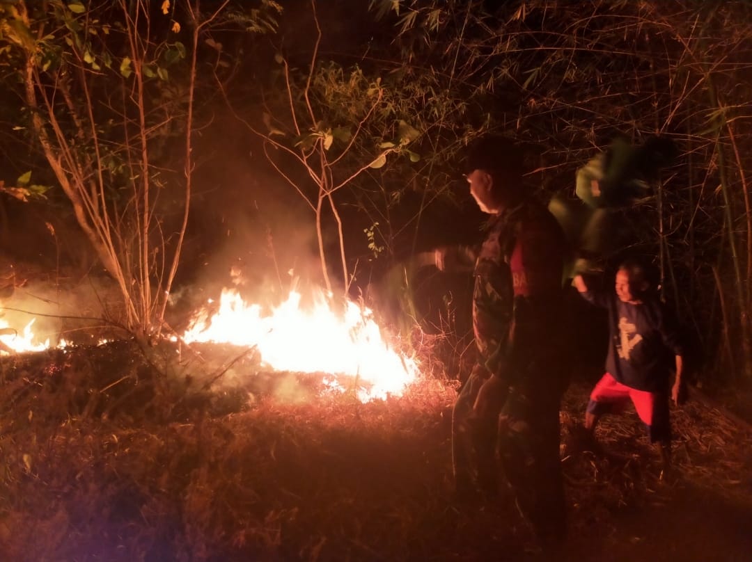 Babinsa Koramil Dawuan Bersama Warga Berhasil Padamkan Kebakaran Lahan di Gunung Landak Kasokandel