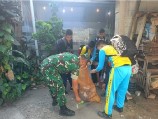 Babinsa Koramil 2211/Sagaranten Bersama Warga Laksanakan Karya Bakti Pembersihan Lingkungan